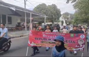 Wujud Kepedulian TNI, Babinsa Kuta Ateuh Dampingi dan Amankan Latihan Pawai Sekolah