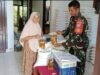 Tepat Sasaran dan Transparan, Babinsa Jaboi Bantu Penyaluran Bantuan Pangan Warga