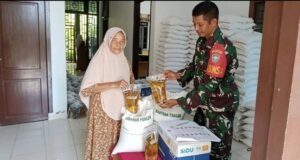 Tepat Sasaran dan Transparan, Babinsa Jaboi Bantu Penyaluran Bantuan Pangan Warga