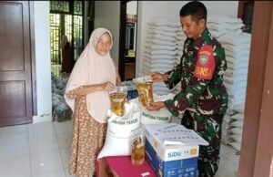 Tepat Sasaran dan Transparan, Babinsa Jaboi Bantu Penyaluran Bantuan Pangan Warga
