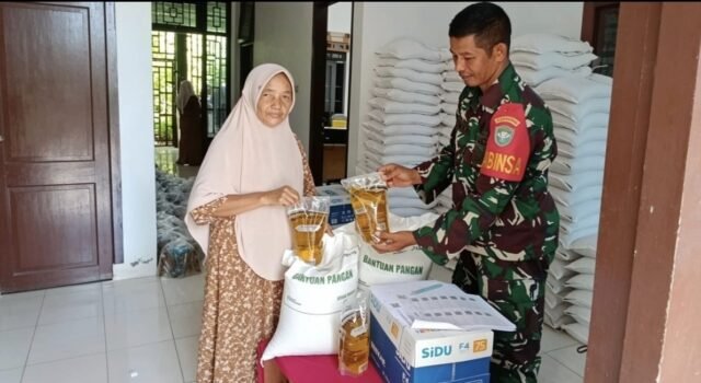 Tepat Sasaran dan Transparan, Babinsa Jaboi Bantu Penyaluran Bantuan Pangan Warga