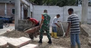 Dari Teritorial ke Sosial, Babinsa Keuneukai Gotong Royong Bantu Pekerjaan Warga