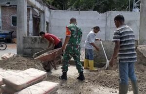 Dari Teritorial ke Sosial, Babinsa Keuneukai Gotong Royong Bantu Pekerjaan Warga