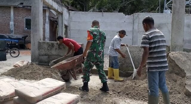 Dari Teritorial ke Sosial, Babinsa Keuneukai Gotong Royong Bantu Pekerjaan Warga