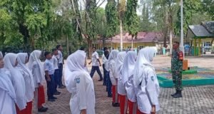Babinsa Aneuk Laot Latih PBB Siswa SMPN 5 Sabang, Tanamkan Disiplin dan Jiwa Kepemimpinan