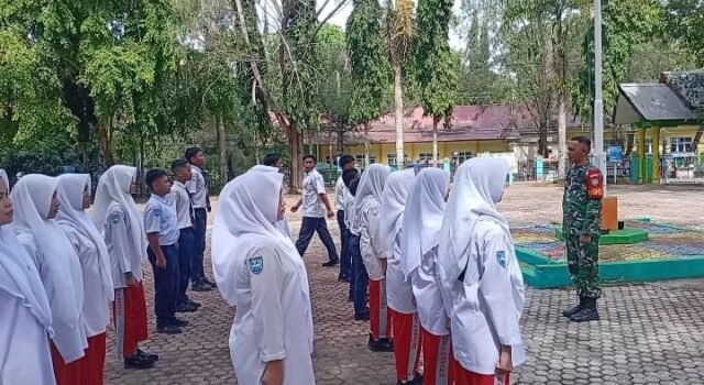Babinsa Aneuk Laot Latih PBB Siswa SMPN 5 Sabang, Tanamkan Disiplin dan Jiwa Kepemimpinan