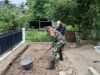 Babinsa Batee Shoek Gotong Royong Bantu Warga Gali Pondasi Rumah
