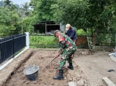Babinsa Batee Shoek Gotong Royong Bantu Warga Gali Pondasi Rumah