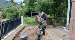 Babinsa Batee Shoek Gotong Royong Bantu Warga Gali Pondasi Rumah