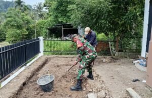 Babinsa Batee Shoek Gotong Royong Bantu Warga Gali Pondasi Rumah