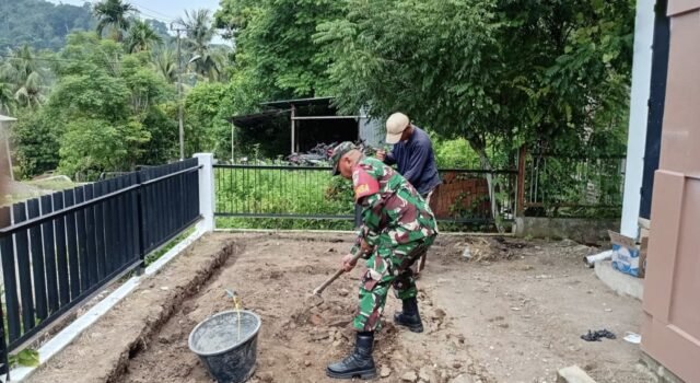 Babinsa Batee Shoek Gotong Royong Bantu Warga Gali Pondasi Rumah