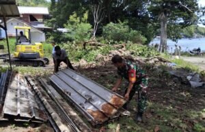 TNI Dekat dengan Rakyat: Babinsa Iboih Turun Langsung Bantu Pekerjaan Warga