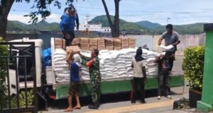 Bantuan Pangan Tahun 2026 Disalurkan, Babinsa Kuta Barat Awasi Bantu Prosesnya Penyalurannya