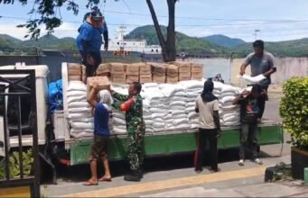 Bantuan Pangan Tahun 2026 Disalurkan, Babinsa Kuta Barat Awasi Bantu Prosesnya Penyalurannya