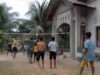 Bermain Voli, Menanam Semangat: Kebersamaan Babinsa dan Anak Gampong Keuneukai