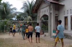 Bermain Voli, Menanam Semangat: Kebersamaan Babinsa dan Anak Gampong Keuneukai