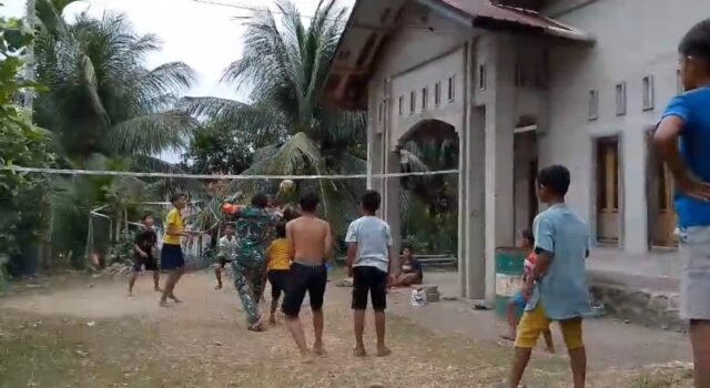 Bermain Voli, Menanam Semangat: Kebersamaan Babinsa dan Anak Gampong Keuneukai