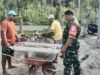 Mengayak Pasir Bersama, Babinsa Gampong Balohan Perkuat Kedekatan dengan Masyarakat