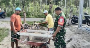 Mengayak Pasir Bersama, Babinsa Gampong Balohan Perkuat Kedekatan dengan Masyarakat