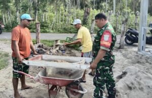 Mengayak Pasir Bersama, Babinsa Gampong Balohan Perkuat Kedekatan dengan Masyarakat