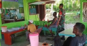 Babinsa Koramil 01/Sukajaya Ajak Warga Jaga Sportivitas Saat Nonton Bareng Piala Dunia