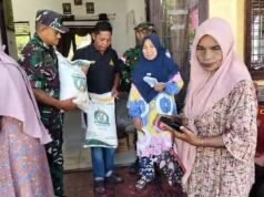 Babinsa Koramil 02/Sukakarya Dampingi Pendistribusian Bantuan Pangan bagi Warga Gampong Krueng Raya