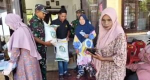 Babinsa Koramil 02/Sukakarya Dampingi Pendistribusian Bantuan Pangan bagi Warga Gampong Krueng Raya