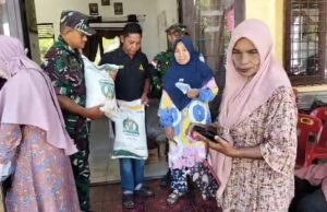 Babinsa Koramil 02/Sukakarya Dampingi Pendistribusian Bantuan Pangan bagi Warga Gampong Krueng Raya