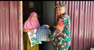 Wujud Kepedulian TNI, Babinsa Kuta Timu Bantu Warga Binaan Penyandang Disabilitas