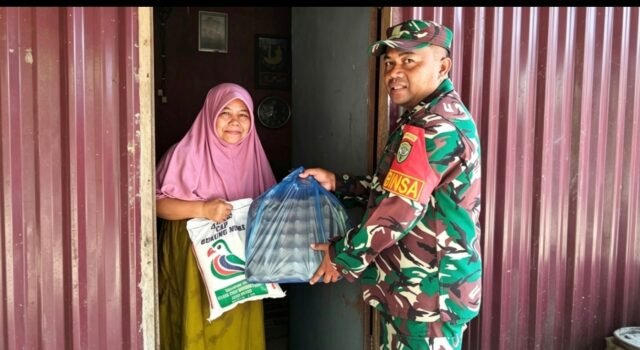 Wujud Kepedulian TNI, Babinsa Kuta Timu Bantu Warga Binaan Penyandang Disabilitas