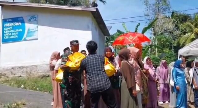 Babinsa Koramil 02/Sukakarya Hadiri dan Bantu Kelancaran Resepsi Pernikahan Warga Binaan