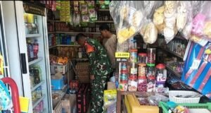 Pantau Langsung ke Lapangan, Babinsa Kuta Timu Pastikan Kebutuhan Pokok Warga Terpenuhi