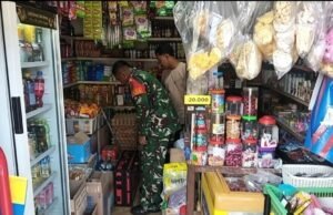 Pantau Langsung ke Lapangan, Babinsa Kuta Timu Pastikan Kebutuhan Pokok Warga Terpenuhi