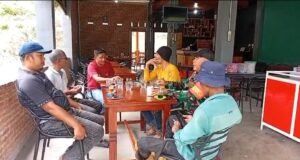 Babinsa Koramil 02/Sukakarya Ajak Warga Jaga Keamanan dan Kebersihan Lingkungan