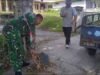 Ciptakan Lingkungan Sehat, Babinsa Koramil 01/Sukajaya dan Warga Bersihkan Sisi Jalan Gampong Ie Meulee