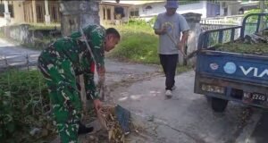 Ciptakan Lingkungan Sehat, Babinsa Koramil 01/Sukajaya dan Warga Bersihkan Sisi Jalan Gampong Ie Meulee