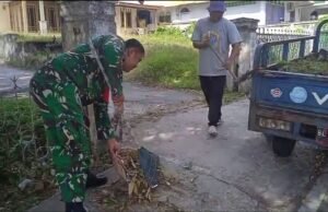 Ciptakan Lingkungan Sehat, Babinsa Koramil 01/Sukajaya dan Warga Bersihkan Sisi Jalan Gampong Ie Meulee