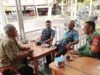 Ngopi Sambil Serap Aspirasi, Babinsa Kuta Barat Perkuat Kedekatan dengan Warga