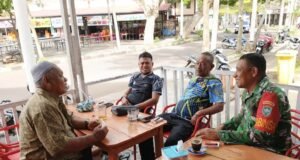 Ngopi Sambil Serap Aspirasi, Babinsa Kuta Barat Perkuat Kedekatan dengan Warga