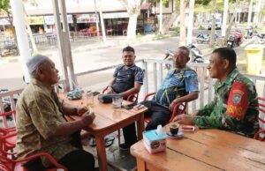 Ngopi Sambil Serap Aspirasi, Babinsa Kuta Barat Perkuat Kedekatan dengan Warga