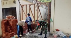 Semangat Gotong Royong, Babinsa Batee Shoek Ikut Bangun Fasilitas Gampong