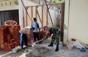 Semangat Gotong Royong, Babinsa Batee Shoek Ikut Bangun Fasilitas Gampong