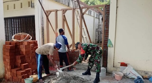 Semangat Gotong Royong, Babinsa Batee Shoek Ikut Bangun Fasilitas Gampong