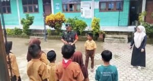 Babinsa Koramil 02/Sukakarya Tanamkan Disiplin dan Pola Hidup Sehat kepada Siswa SDN 17 Krueng Raya