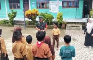 Babinsa Koramil 02/Sukakarya Tanamkan Disiplin dan Pola Hidup Sehat kepada Siswa SDN 17 Krueng Raya