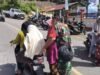 Babinsa Keuneukai Bantu Lansia yang Hendak Pulang ke Rumah, Wujud Kepedulian terhadap Warga Binaan
