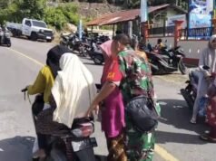 Babinsa Keuneukai Bantu Lansia yang Hendak Pulang ke Rumah, Wujud Kepedulian terhadap Warga Binaan