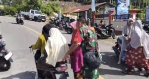 Babinsa Keuneukai Bantu Lansia yang Hendak Pulang ke Rumah, Wujud Kepedulian terhadap Warga Binaan