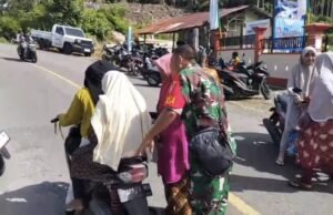Babinsa Keuneukai Bantu Lansia yang Hendak Pulang ke Rumah, Wujud Kepedulian terhadap Warga Binaan