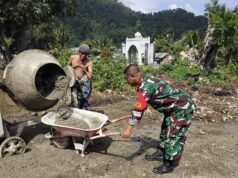 Wujud Kemanunggalan TNI dan Rakyat, Babinsa Bantu Pengecoran Pondasi Rumah Warga